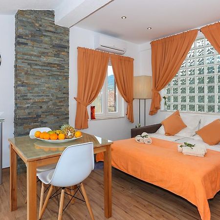 Apartments Ena&Toni Каштела Екстер'єр фото